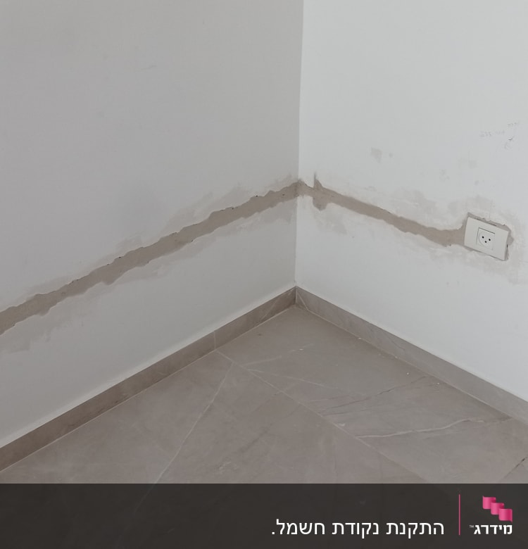 שקעי חשמל על קיר עם סימני תיקון